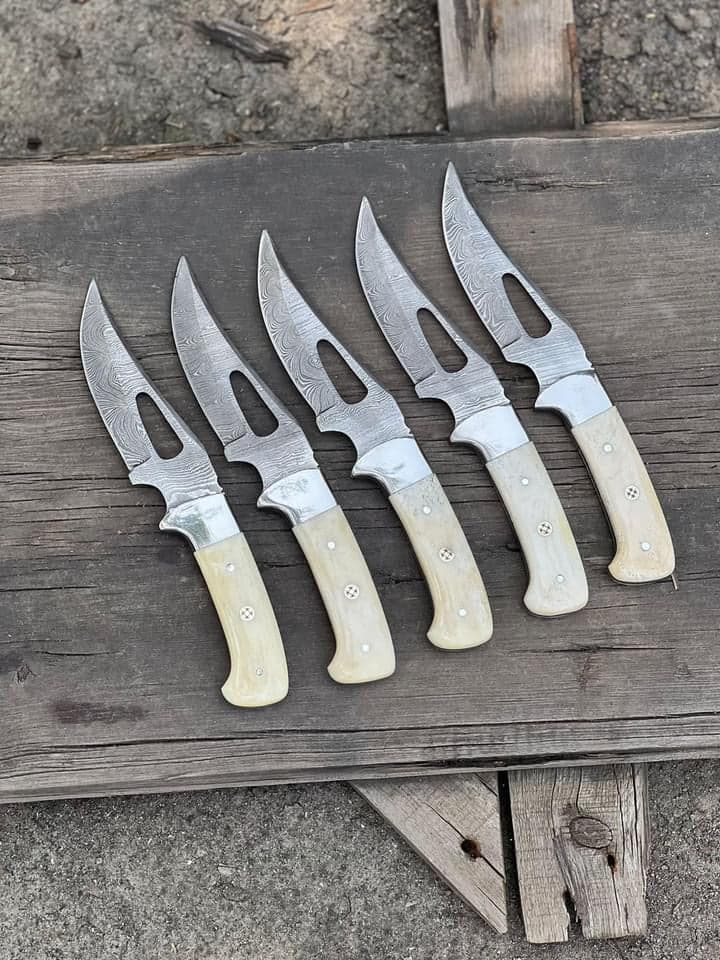 Custom Hunting Knives: Handmade Damascus Steel Blade